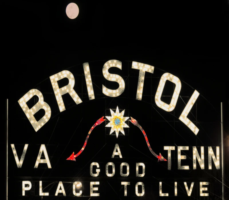 bristol virgina and tennessee sign in the moonlight